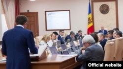 Directorul Centrului de implementare a reformelor Iurie Ciocan în fața cabinetului de miniștri de la Chișinău