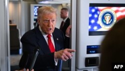 АҚШ президенті Дональд Трамп ұшақта журналистер сауалына жауап беріп тұр. 31 қазан, 2025 жыл.