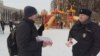 Волонтер штаба Навального в Кемерове Василий Каверин и сотрудник полиции