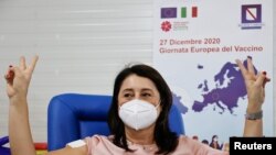 Dottor Filomena Licciardi Pfizer-BioNTech COVID-19 sanjymyny alyp, ýeňiş yşaratyny edýär. Naples, Italiýa. 27-nji dekabr, 2020. 