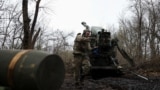 Гармаш із позивним «Вояк» із 3-ї оперативної бригади НГУ «Спартан» готується відкрити вогонь із самохідної гаубиці «Богдана», Донецька область, 6 квітня 2025 року