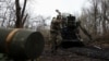 Український військовий готується вести вогонь із самохідної гаубиці «Богдана» на Покровському напрямку, квітень 2025 року