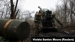 Український військовий готується вести вогонь із самохідної гаубиці «Богдана» на Покровському напрямку, квітень 2025 року