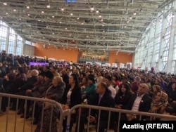 Бәйрәмгә килгән халык