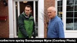 Режисер фільму Володимир Мула (ліворуч) із Іваном Чикруном, батьком Джеффа Чикруна – володаря Кубку Стенлі у складі «Піттсбурга»