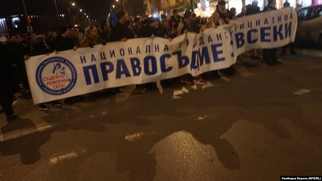Организаторите смятат, че в последно време са приети закони, които погазват правото. Те изброяват проблемите: "могат да ви арестуват тайно, могат да ви обвиняват безкрайно, могат да ви вземат веднага имуществото със само едно прокурорско действие и един акт на КПКОНПИ".