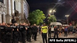 Полицията струпа десетки свои служители, за да гарантира, че бусът няма да стигне до Орлов мост