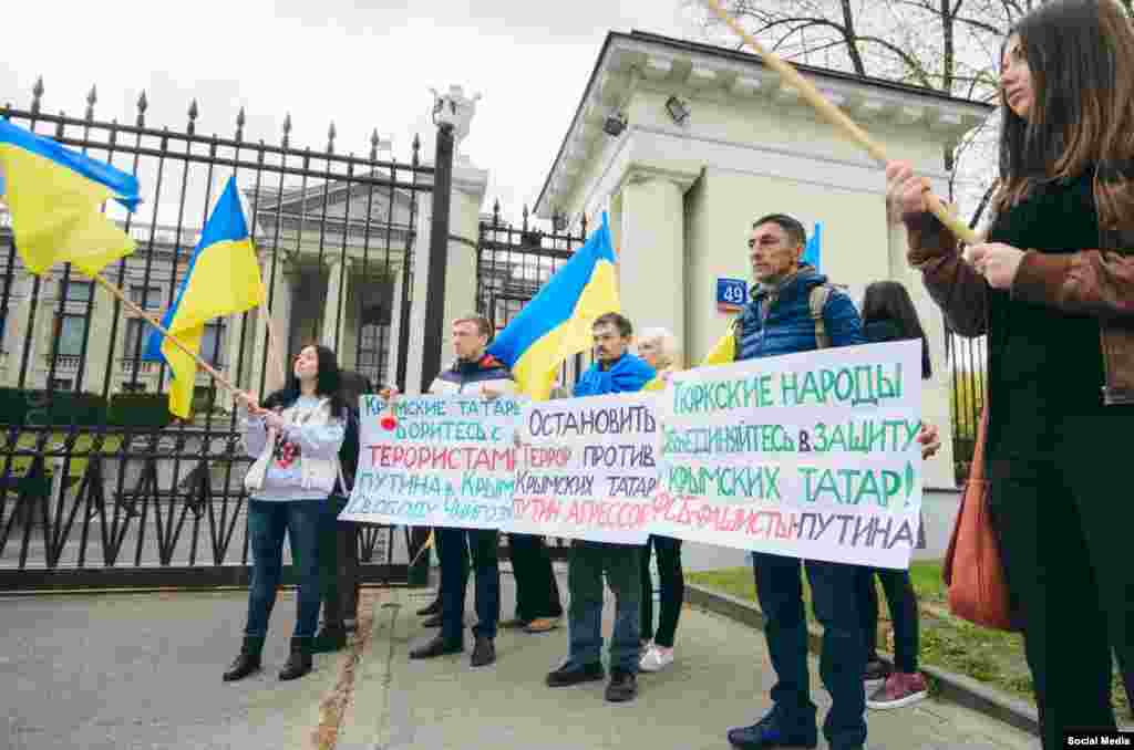 Poloniya ukrainleri Varşavada Qırımğa qoltutuv aktsiyasını keçirdiler, 2015 senesi aprel 19 künü