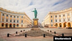 Памятник дюку де Решелье в центре Одессы