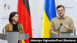 Глава МИД Германии Анналена Бербок и глава МИД Украины Дмитрий Кулеба
