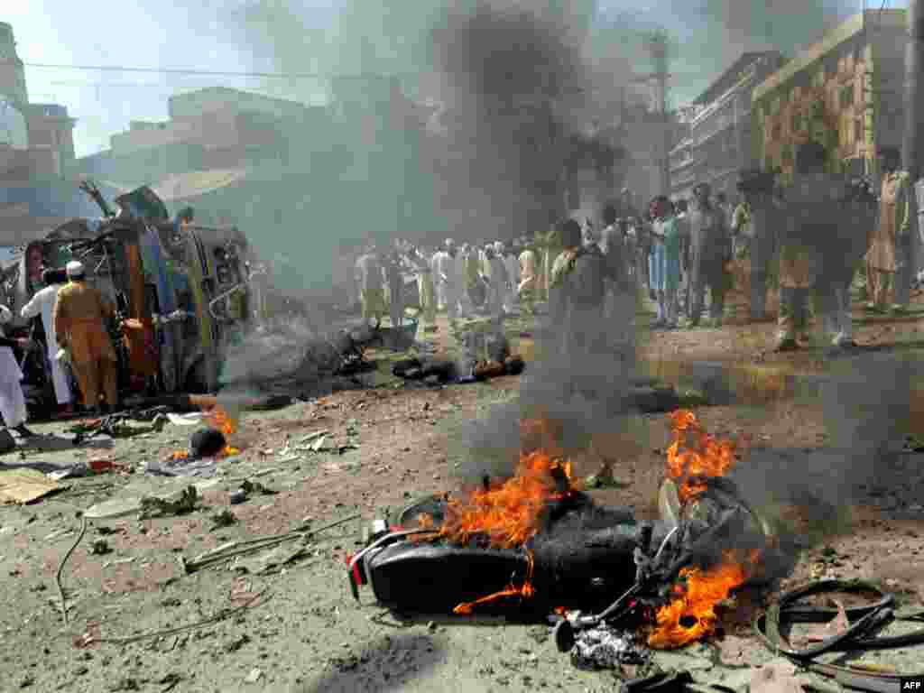 42 человека погибли и более ста ранены в результате подрыва смертника на рынке в Пешаваре, Пакистан