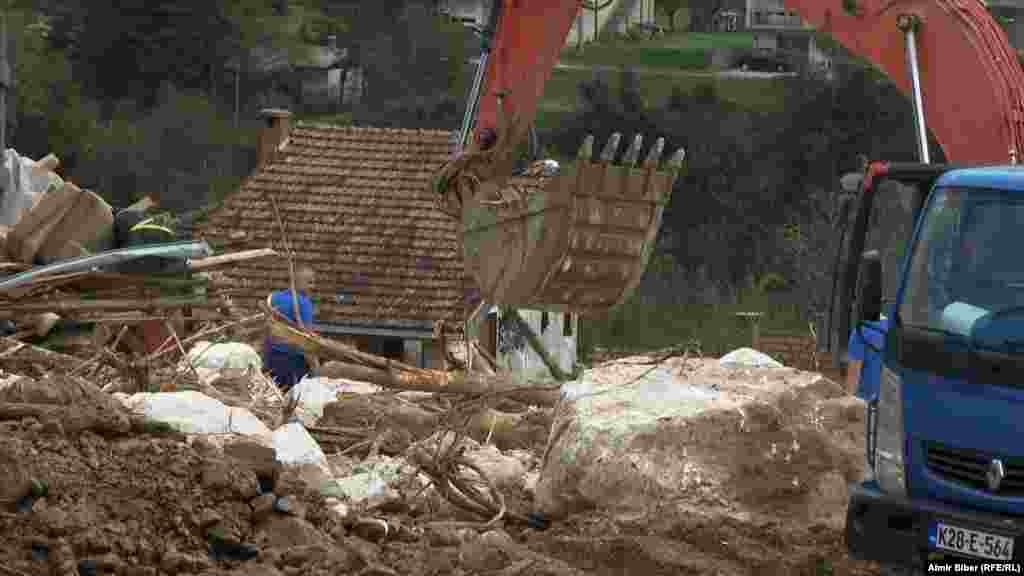 Bageri uklanjaju naslage kamenja i zemlje u Donjoj Jablanici, BiH, 8. 10. 2024.