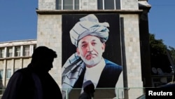 Гигантский портрет президента Афганистана Хамида Карзая на здании в Кабуле. 26 июня 2014 года.