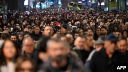 Протестующие на улицах Белграда вечером 25 декабря 2023 года. Фото: AFP