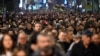 Pristalice opozicije učestvuju u maršu tokom protesta u Beogradu, 25. decembra 2023. godine, nedelju dana nakon parlamentarnih i lokalnih izbora u Srbiji.