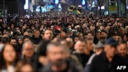 Mbështetësit e opozitës marshuan gjatë një proteste në Beograd, më 25 dhjetor 2023, një javë pas zgjedhjeve parlamentare dhe lokale në Serbi.