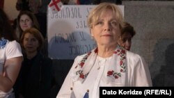 რასა იუკნევიჩიენე თბილისში აქციაზე: „საქართველოში ერთ ადამიანს ძალიან ეშინია... ეშინია დებიძინიზაციის“.