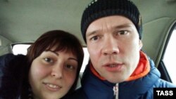 Ильдар Дадин (оң жақта) мен әйелі Анастасия Зотова. Рубцовск, Алтай өлкесі, Ресей, 26 ақпан 2017 жыл.