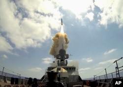 Запуск ракеты "Калибр" с российского военного корабля в Средиземном море по цели в Сирии. 2016 год