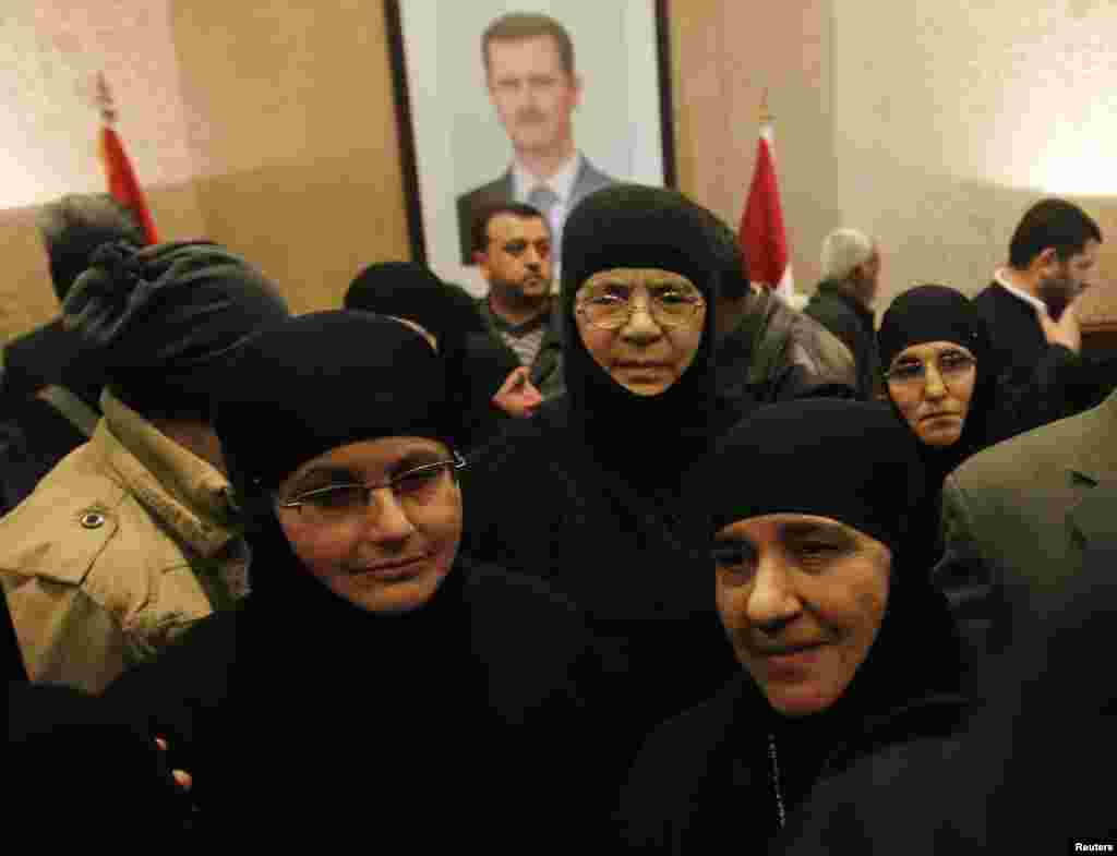 Монахини, освобожденные после трех месяцев пребывания в плену у повстанцев, прибыли на сирийско-ливанскую границу. 10 марта 2014 года &nbsp;