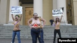 Акцыя кампаніі Femen насупраць беларускага КДБ 19 сьнежня 