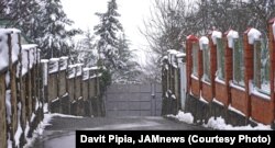 ბიძინა ივანიშვილის ეზოს ჭიშკარი ჭორვილაში. თებერვალი, 2019