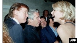 Снимка с неизвестна дата, показваща настоящия президент Доналд Тръмп до Джефри Епстийн, беше показана от демократите в Комисията по надзор на Камарата на представителите на 12 декември 2025 г.