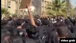 Протестиращи студенти в един от университетите в Техеран.
