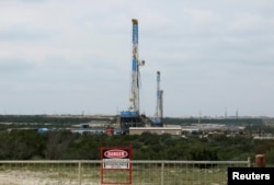 Добыча сланцевой нефти в Техасе. Для большинства ее производителей в США бизнес остается прибыльным при ценах на нефть от 40 до 60 долларов за баррель, полагают эксперты. По оценкам Международного энергетического агентства, этот диапазон - 60-80 долларов.