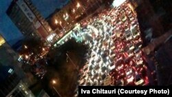 Ива Читаури 24 ноября заснял с помощью своего мобильного телефона тысячи огней от фар автомобилей, застывших на отрезке столичной автомобильной дороги в несколько километров