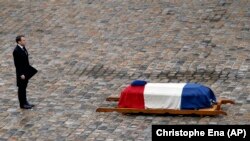 Эманюэль Макрон каля труны Арно Бэльтрама