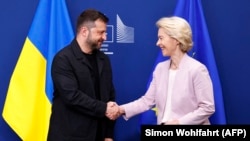 Украинският президент Володимир Зеленски и председателката на Европейската комисия Урсула фон дер Лайен на съвместна пресконференция преди видеоконферентното заседание с европейските лидери, 17 август 2025 г.