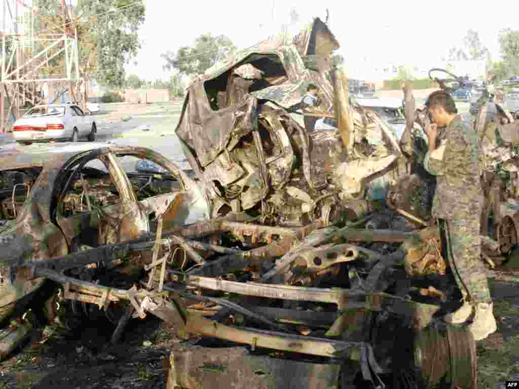 11 tetor '09 - Tre shpërthime kanë goditur qytetin irakian Ramadi, në perëndim të Bagdadit, duke vrarë 23 dhe plagosur shumë persona tjerë. 