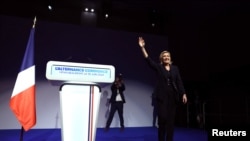 Marine Le Pen përshëndet mbështetësit e partisë së saj, Tubimi Kombëtar, pas rundit të parë të zgjedhjeve të parakohshme parlamentare. 