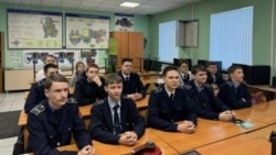 Новосибирские студенты, отказавшиеся подписывать контракты, на принудительном просмотре фильма "Предатель"