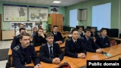 Новосибирские студенты, отказавшиеся подписывать контракты, на принудительном просмотре фильма "Предатель"