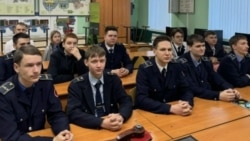Новосибирские студенты, отказавшиеся подписывать контракты, на принудительном просмотре фильма "Предатель"