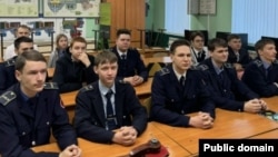 Новосибирские студенты, отказавшиеся подписывать контракты, на принудительном просмотре фильма "Предатель"