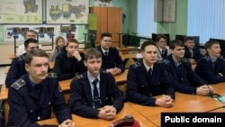 Студенти з Новосибірська, які відмовилися підписувати контракти, на примусовому перегляді фільму «Зрадник»