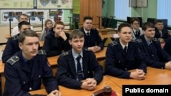 Новосибирские студенты, отказавшиеся подписывать контракты, на принудительном просмотре фильма "Предатель"
