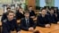 Новосибирские студенты, отказавшиеся подписывать контракты, на принудительном просмотре фильма "Предатель"