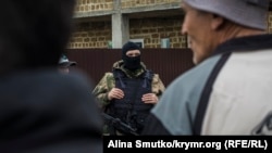 Обыск в доме крымского татарина Юсуфа Тороза, поселок Морское, Крым, 8 мая 2017 год