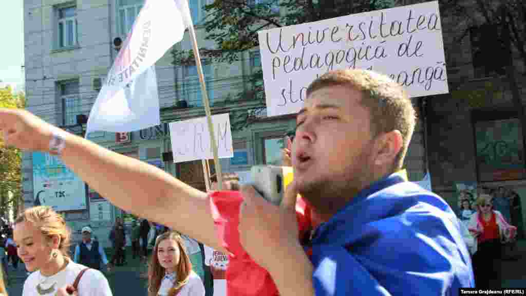 La acțiunea de protest au luat parte și grupuri de studenți de la universitățile din Chișinău. 
