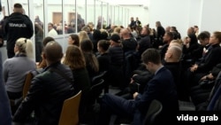 Дел од семејствата на оштетени на првото рочиште за пожарот во „Пулс“ на 19 ноември.