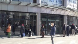 Penzioneri u redu ispred banke, Sarajevo, 6 april 2020.