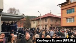 След началото на режима в Перник се стигна до протести заради недоволството на гражданите от действията на общината и ВиК