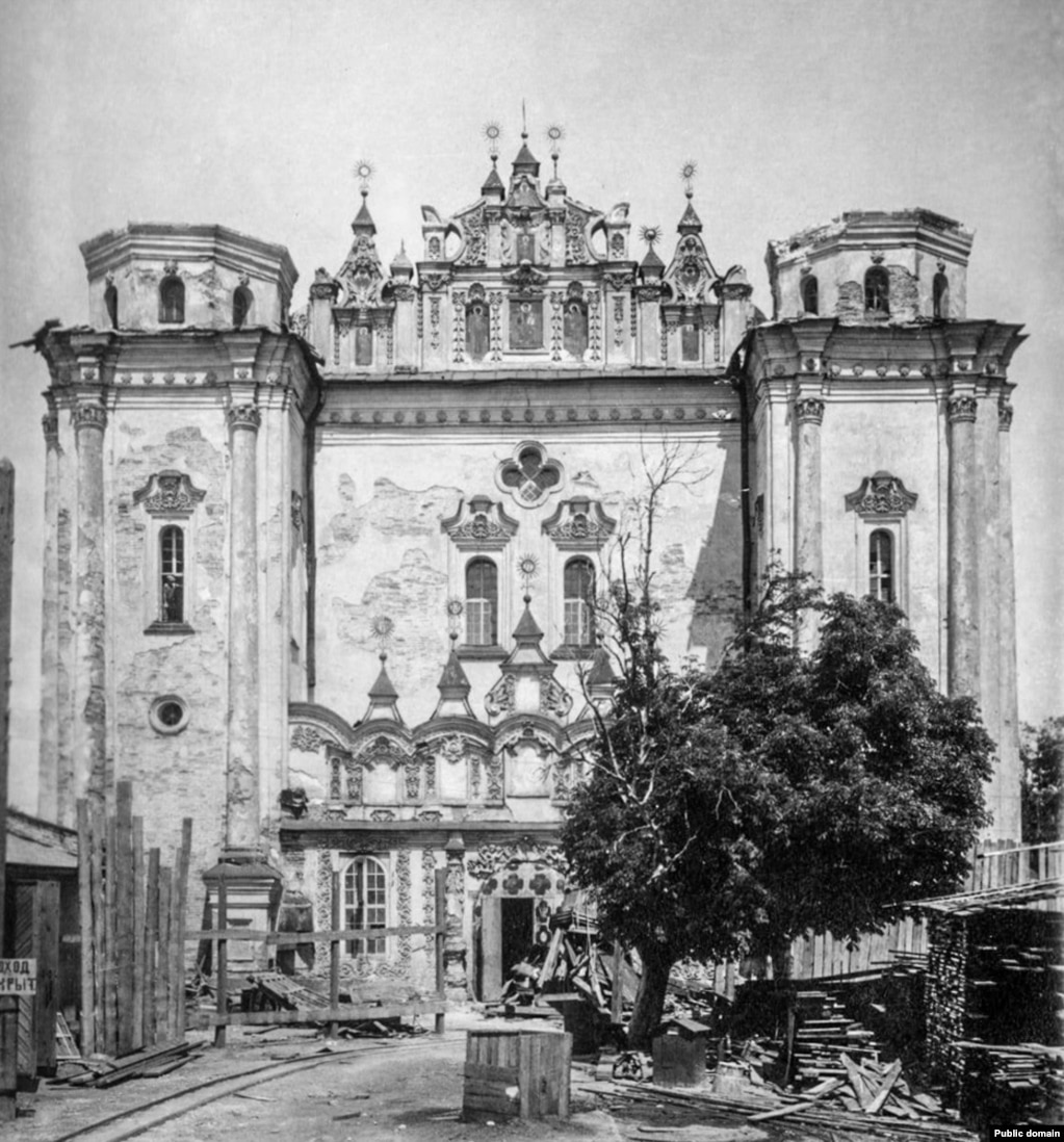 Так руйнували Микільський собор в Києві в 1934-36 роках. Більшовики розбирали архітектурний шедевр козацького бароко цеглина за цеглиною, дошка за дошкою