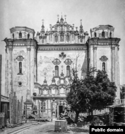 Так руйнували Микільський собор в Києві в 1934-36 роках. Більшовики розбирали архітектурний шедевр козацького бароко цеглина за цеглиною, дошка за дошкою