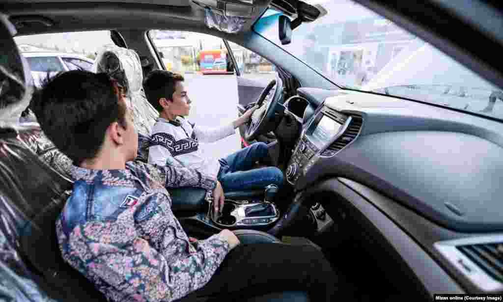 نمایشگاه بین المللی خودرو و قطعات جانبی در شیراز؛ جاده اسیر راننده خردسال است.