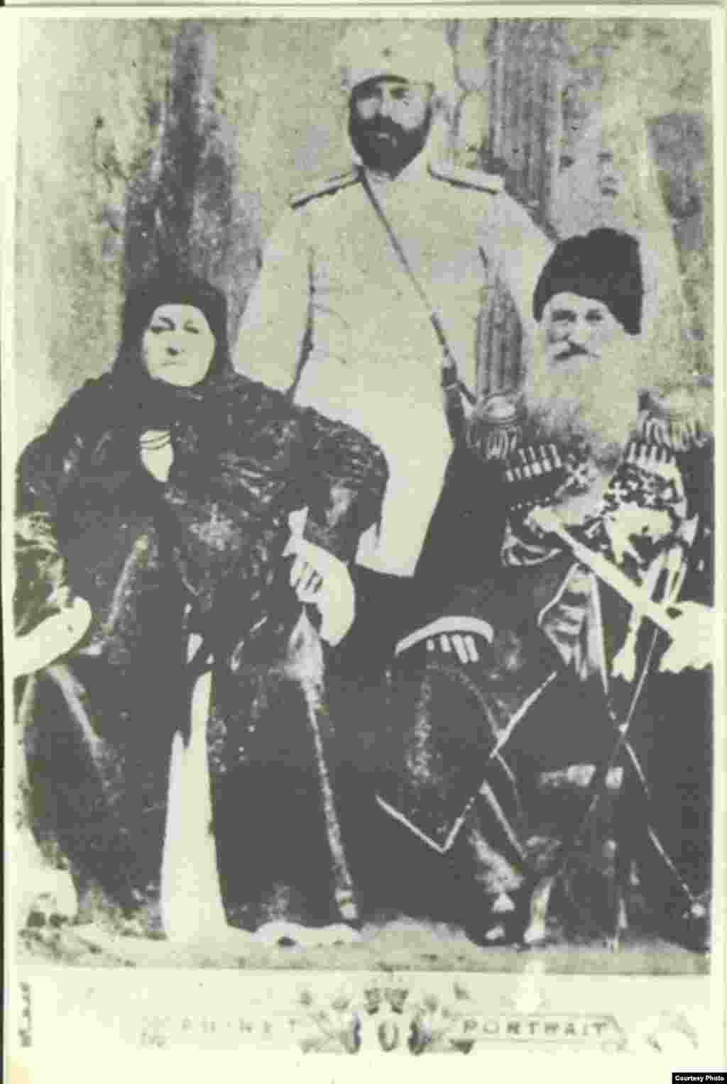 Товза Чермоева, (1894 год) со своим мужем Арцу Чермоевым (генерал-майор, кавалер орденов св. Анны, Владимира, Святослава, Георгия) и сыном Арсемиком &nbsp;(офицер собственного конвоя российского императора).